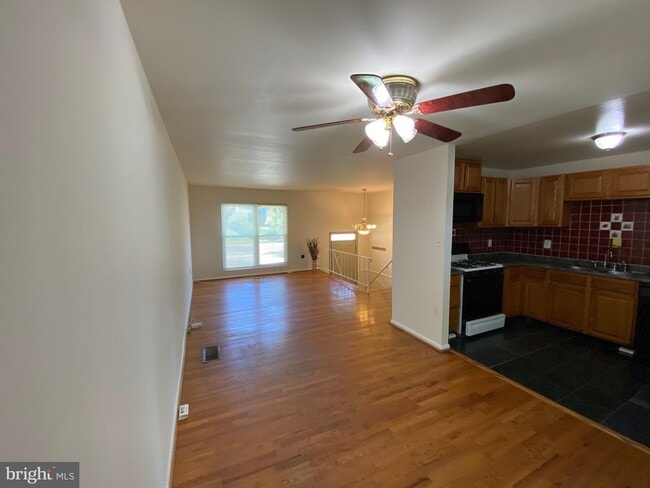 Building Photo - 5614 Duchaine Dr