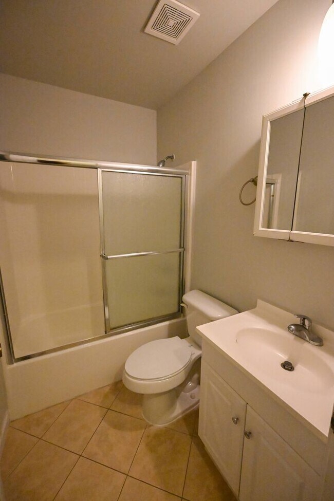 Building Photo - Stunning 3BR / 3BA Home on 2.48 Acres – Hillsborough, NC