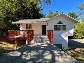 Building Photo - Spacious 3 Bedroom, 2.5 Bathroom w/ Bonus ...