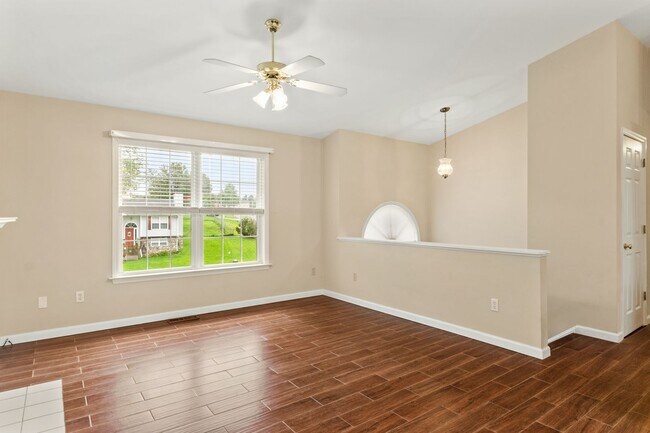 Building Photo - 3 Bed / 3 Bath. Pet Friendly. Easy access ...