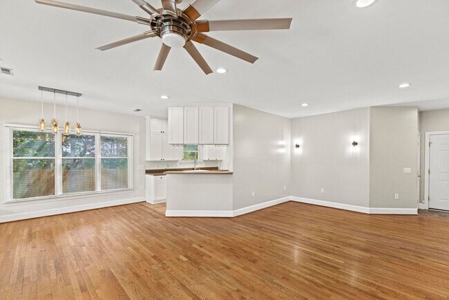 Building Photo - Large Leland Home for rent with Fenced Back Yard!