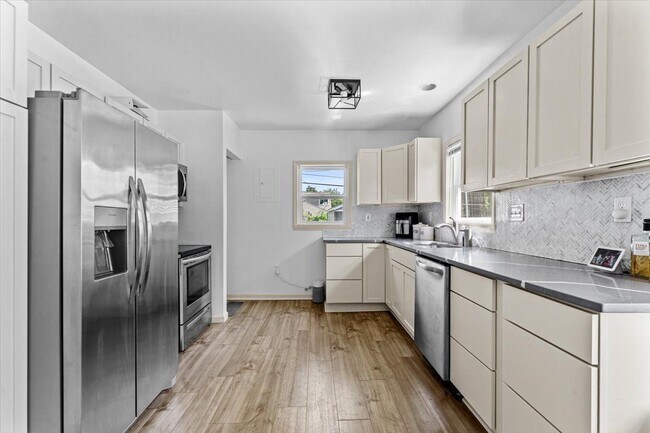 Building Photo - 136 W Mapledale Ave