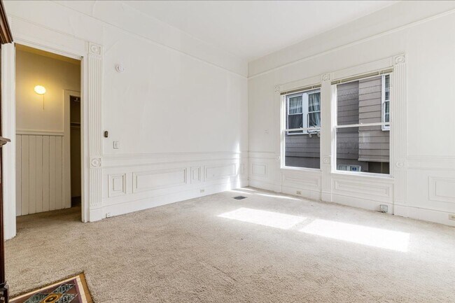 Building Photo - Quaint 2 Bedroom 1 Bath Apartment in Vintage Victorian Style Home!