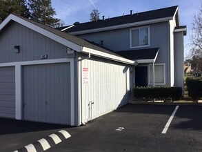 Building Photo - 2 Bedroom / 1 Bathroom Townhome in Bay Point