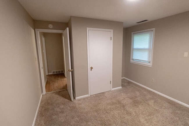 Building Photo - 3006 Lynnwood Dr