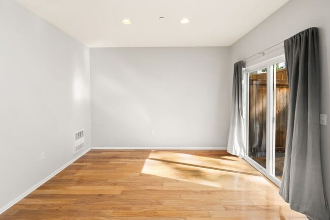 Building Photo - Spacious 3 bed Townhome