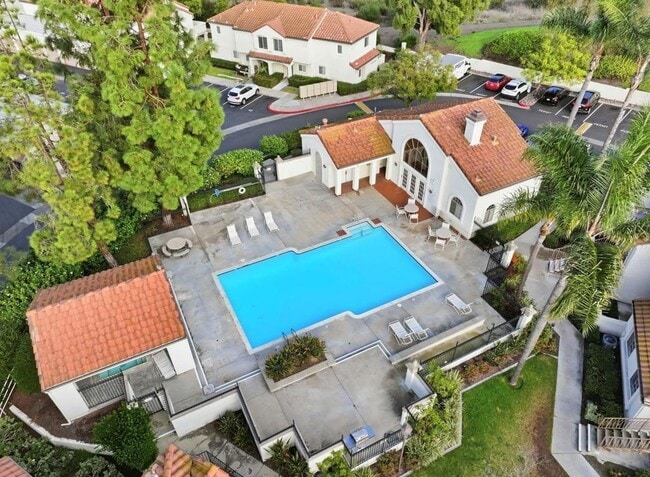 Building Photo - 744 Eastshore Terrace