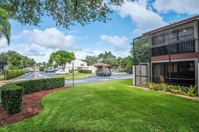 Building Photo - 4270 SW 70th Terrace