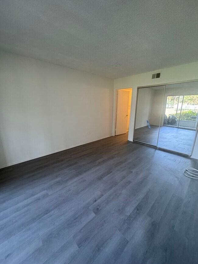 Building Photo - 2BR/2BA Downstairs Condo in Country Club V...