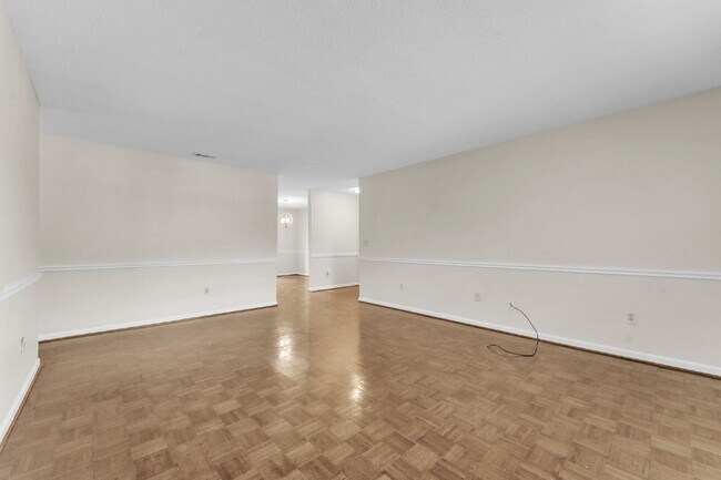 Building Photo - Beautiful 2-Bed, 2-Bath Condo with Elegant...