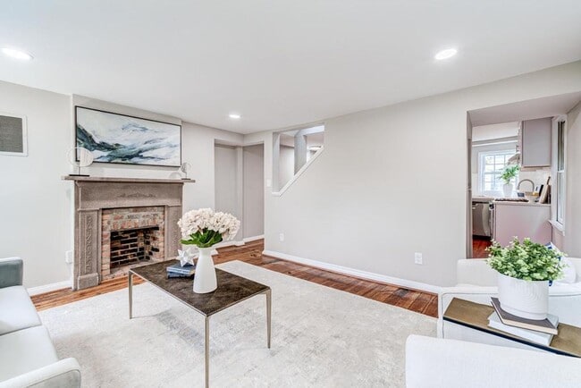 Building Photo - 2 Level Condo with parking, close to metro, utilities included!