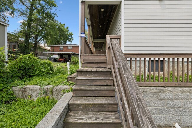 Building Photo - 906 Smiley St