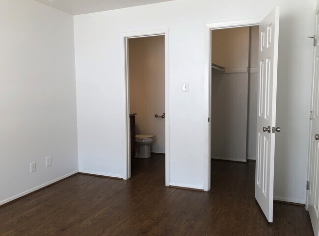 Building Photo - 3620MN