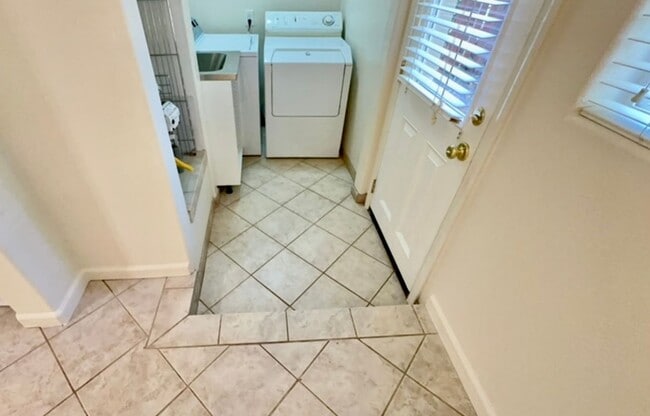 Building Photo - 326 Chamberlain Ave