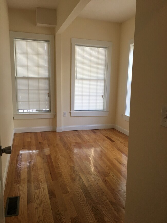 Building Photo - 423 Pawtucket St