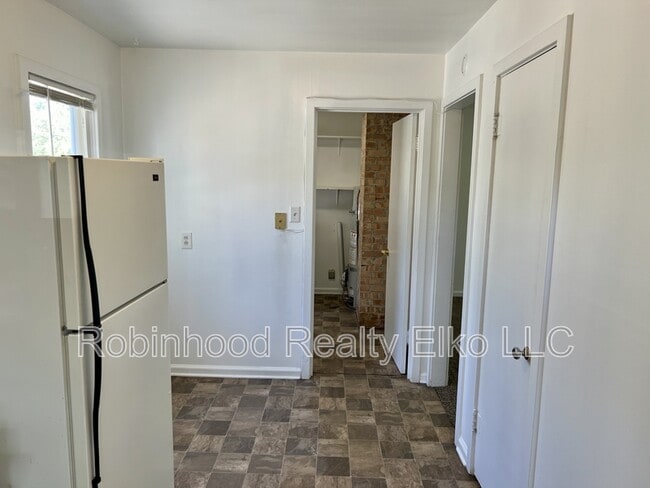 Building Photo - 140 1/2 West Court Street