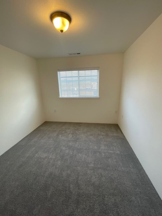 Building Photo - 2 STORY DUPLEX IN THE HEART OF PHOENIX OREGON