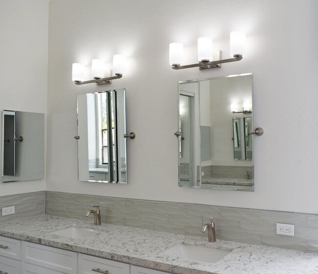 Building Photo - 8821 Via Andar