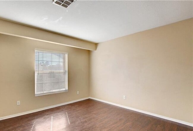 Building Photo - LIMITED TIME ONLY! $500 OFF SECOND MONTHS RENT! Inviting home with open layout in a prime Northwe...