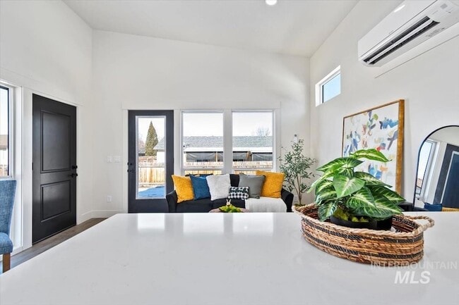 Building Photo - 384 London St