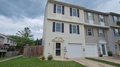 Building Photo - DON'T MISS THIS STUNNER!  3 Bedroom End Unit Townhome in Quiet Location!