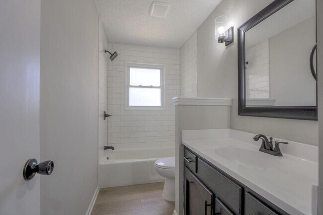 Building Photo - 1008 NW Roanoke Dr