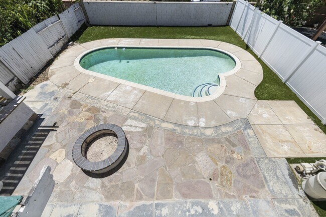 Building Photo - 39535 Oak Cir