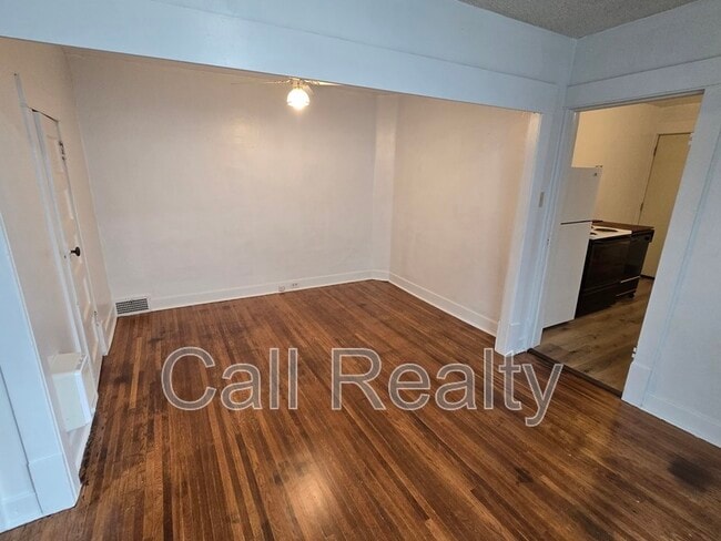 Building Photo - 1028 E Mission Ave