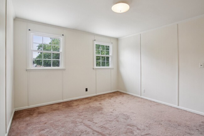 Building Photo - 8024 Regency Dr