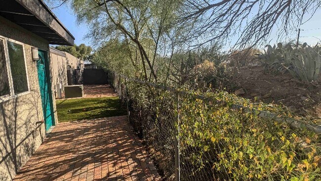 Building Photo - 3438 E Monte Vista Dr