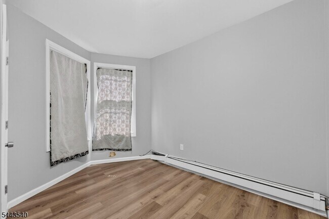 Building Photo - 437 7th Ave