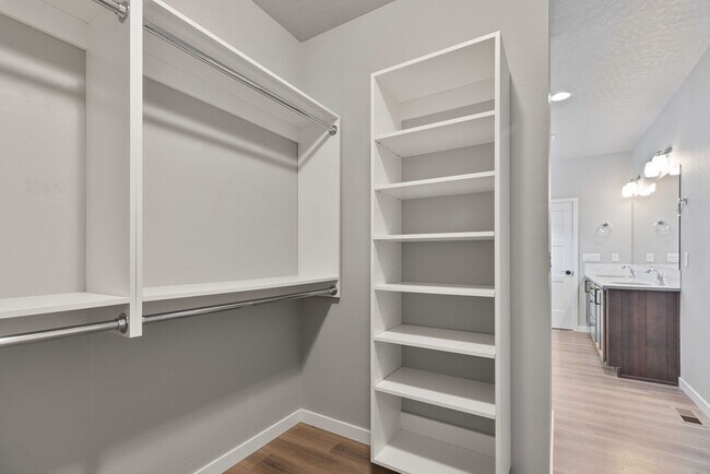 Building Photo - 6931 Dubuis Dr