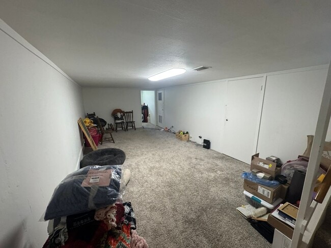Building Photo - 3 +1 Bed, 1 Bath with attached garage