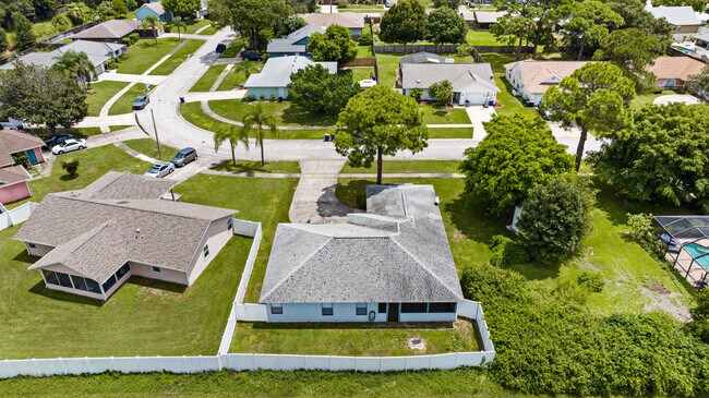 Building Photo - 809 Kara Cir