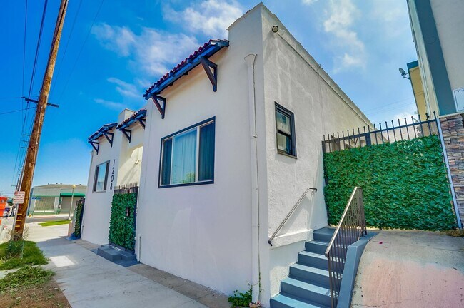 Building Photo - 1208 Daisy Ave