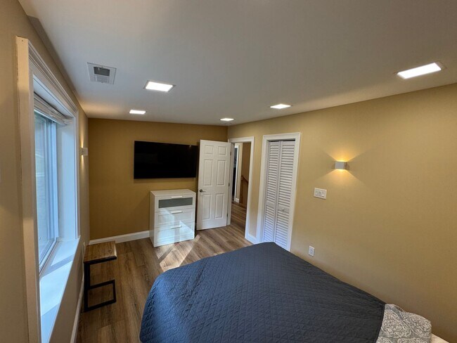 Building Photo - FIRST MONTH OF RENT FREE!!!!!!