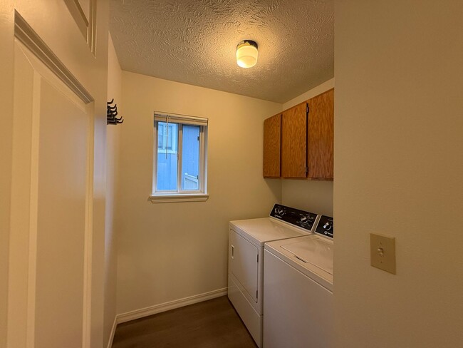 Building Photo - Stunning 3 Bed, 2 Bath Home near Riverside State Park!