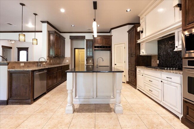 Building Photo - Gorgeous Executive Home - Open Plan - Stor...