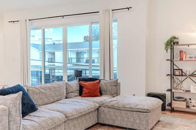 Building Photo - 3 Bed 3 Bath Townhome - Gated Community & Downtown Views! Lower Greenville area