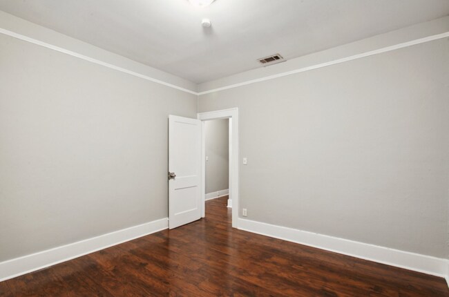 Building Photo - 1203 E 38th St