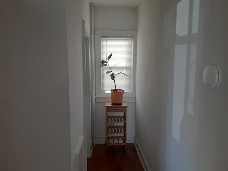 Building Photo - 444 Roanoke St E