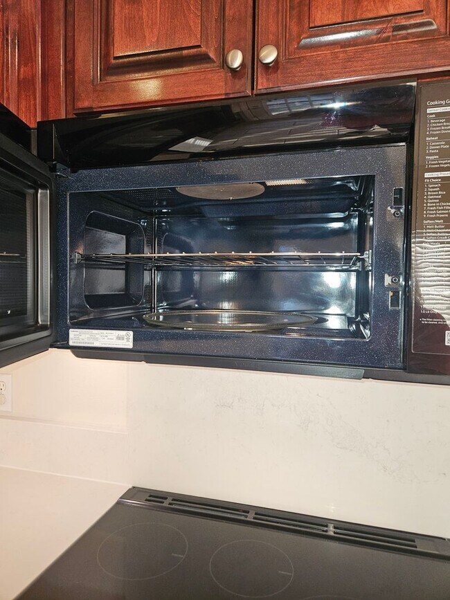 Building Photo - Stunning Executive Custom Built Home with Elite Appliances