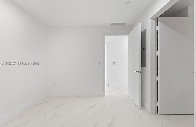 Building Photo - 700 NE 24th St