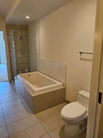 Primary Bathroom - 1310 NW Naito Pky