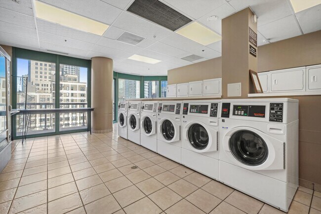 Building Photo - 111 W Maple St