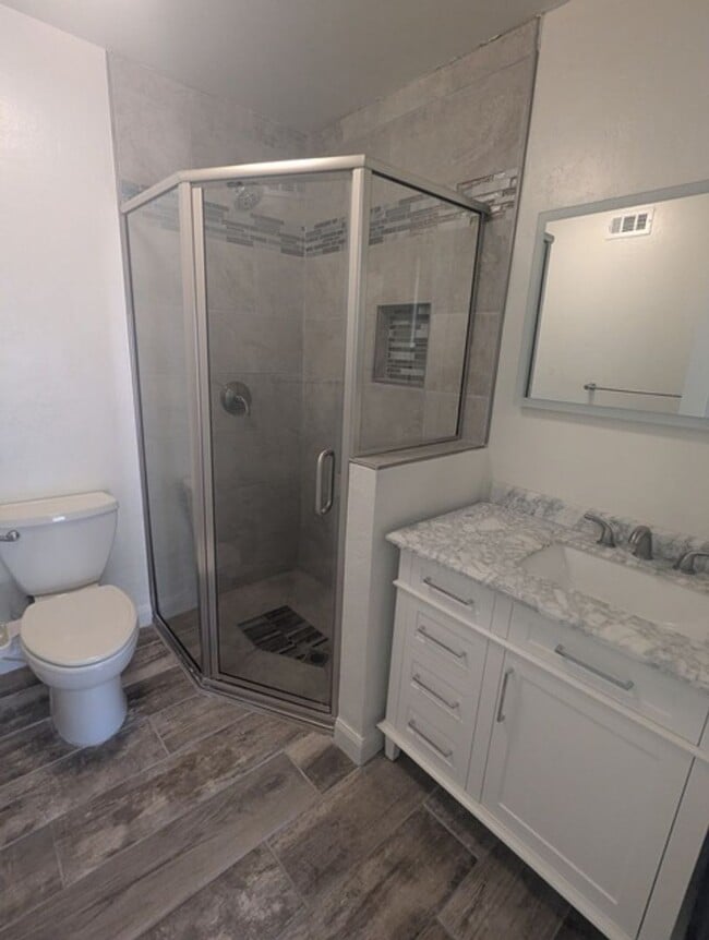 Building Photo - 3 Bedroom 2 Bathroom Single Story Home in ...