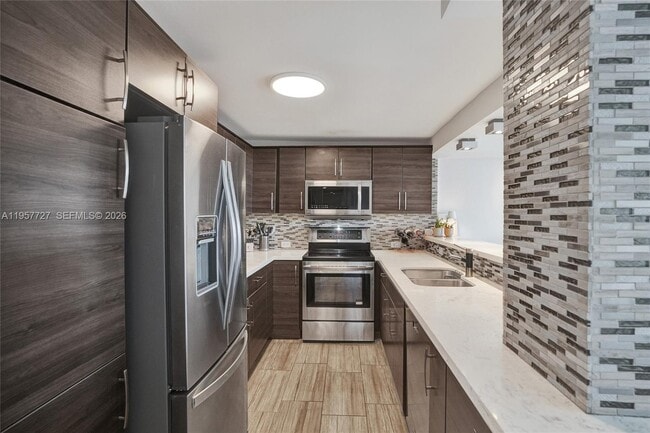 Building Photo - 10000 W Bay Harbor Dr