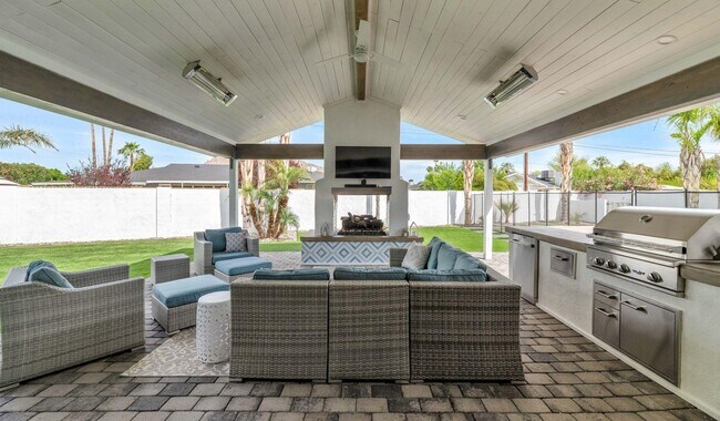 Building Photo - 6202 E Calle Redonda