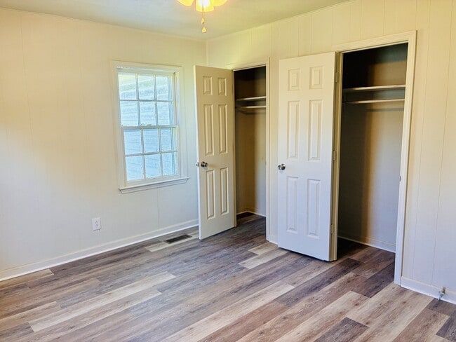 Building Photo - 806 Miller Ave