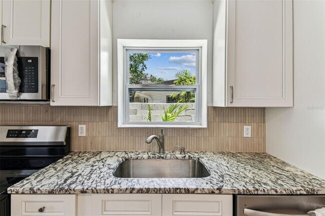 Building Photo - 610 Bosphorous Ave